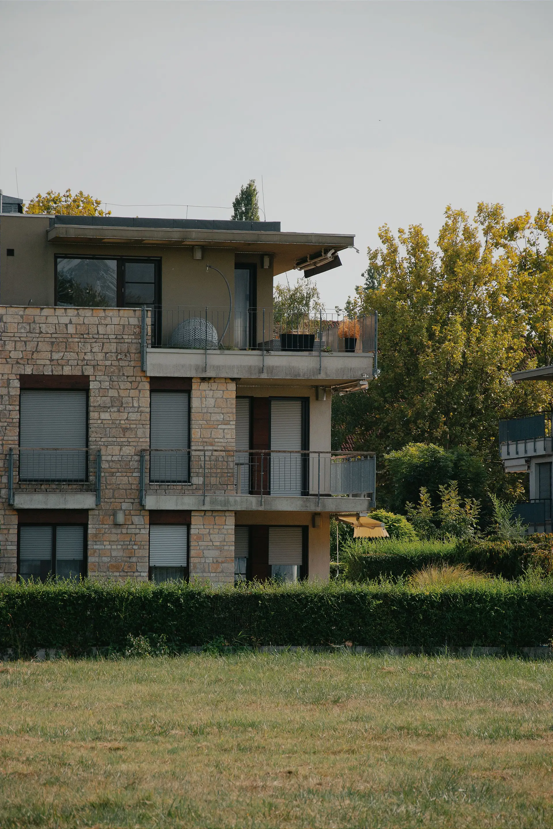 Modern budapesti lakás mészkő falburkolattal